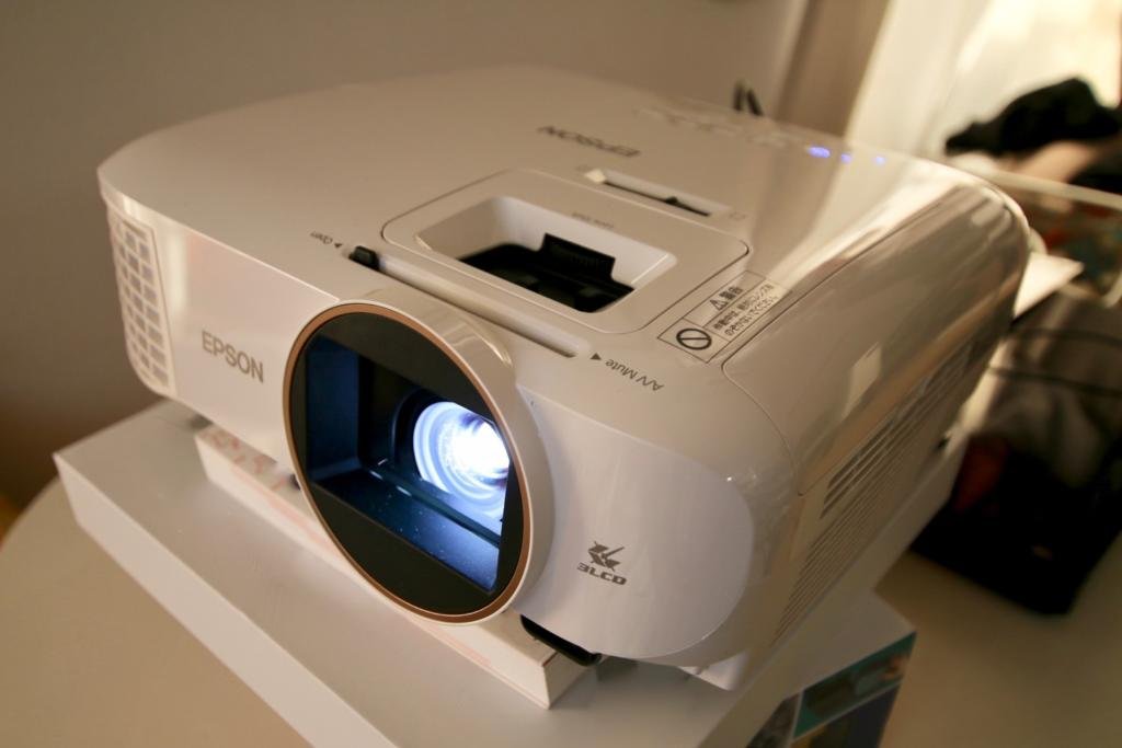 エプソンのホームプロジェクター をスマートスピーカー「GoogleHome