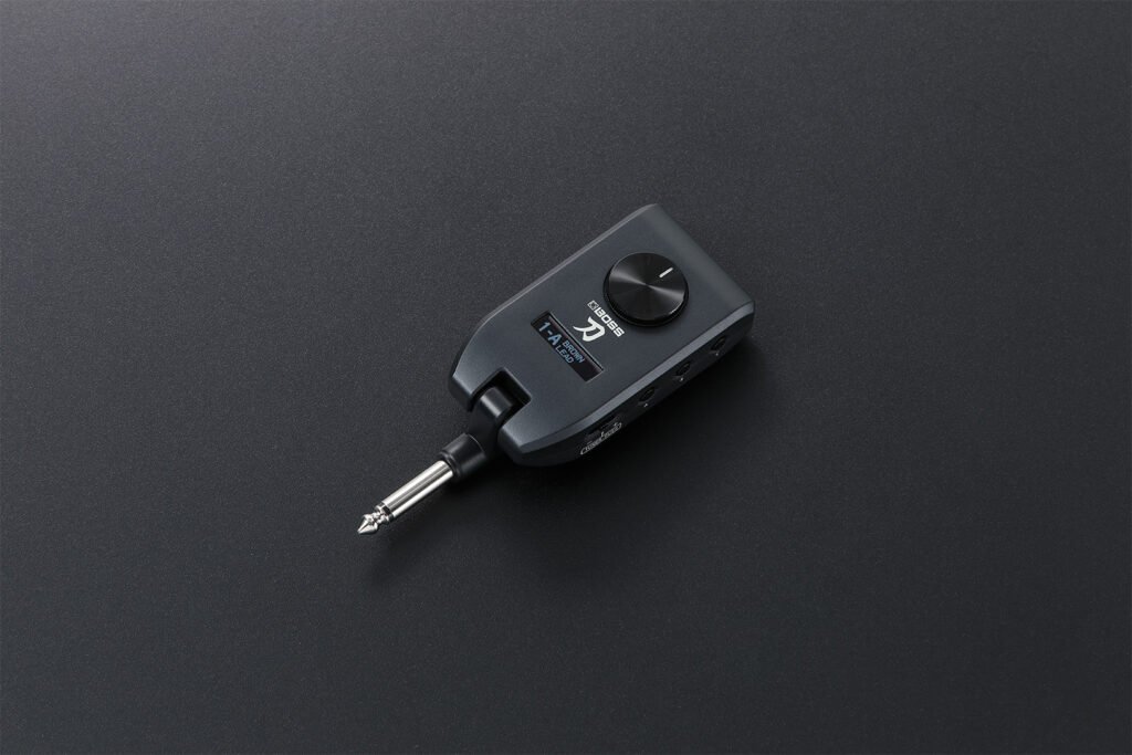 充実した演奏が楽しめる手のひらサイズのギター/ベースヘッドホン